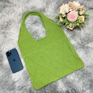Grüne Strick-Tasche Detail, lässige Mesh-Umhängetasche zeigt feine Textur und das offene Design.