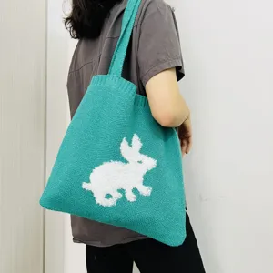 Groene gebreide shopper voor dames, casual schoudertas met leuk wit konijnen breipatroon.