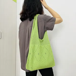 Grüne gestrickte Tragetasche für Damen, lässige Mesh-Umhängetasche Detailansicht Textur.