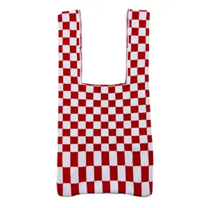Rotes und weißes kariertes Strick-Tragetaschen-Detail für den täglichen Freizeit-Look.