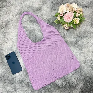 Strick Shopper Detailansicht, lila Umhängetasche, modische geflochtene Handtasche im Alltag.