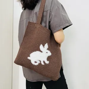 Bruine gebreide tote tas met schattig donzig wit konijnenpatroon, ideaal voor dagelijks gebruik.