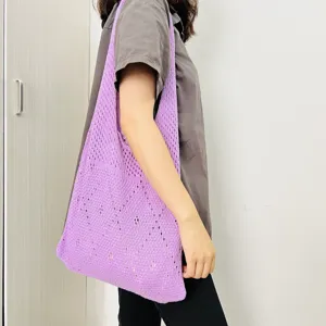 Lila geflochtene Umhängetasche, geräumige Freizeittasche Detailansicht, weiche Stricktasche.
