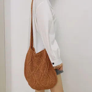 Braune Strick Umhängetasche für Damen, lässige Beuteltasche mit breitem Schultergurt.