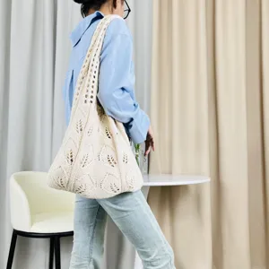 Beigefarbene Strick-Totetasche Detail, Schultertasche mit durchbrochenem Blattmuster für Damen Alltag.