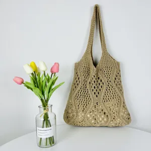 Khakifarbene Häkelstrick Tasche, hohle gewebte Umhängetasche für Strand und den täglichen Gebrauch.