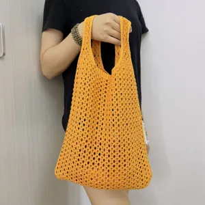 Gelbe Häkel-Netztasche, Detailansicht der hohlen Strickhandtasche mit großem Fassungsvermögen.