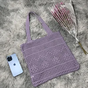 Detaillierte Ansicht einer hellvioletten Strick-Netz-Tasche, ideal für den Alltag.