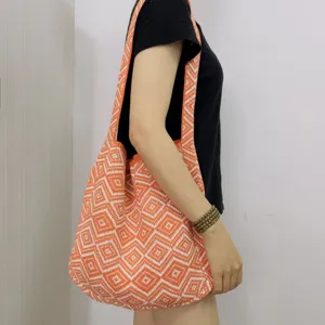 Details der orange-weißen geometrischen Strick-Umhängetasche, lässige Tragetasche Ansicht.