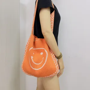 Oranger geflochtener Shopper mit Smiley Gesicht und geometrischen Trägern für Damen.