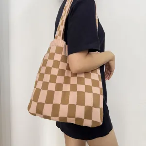 Detailansicht der stylischen rosa-braunen karierten Stricktasche mit weicher und gemütlicher Textur.
