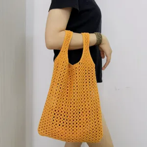 Detailansicht einer modischen gelben Häkel-Strick-Tasche, ideal für den lässigen Alltags-Look.