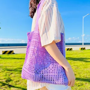 Schicke lila Strick-Einkaufstasche für Damen, stylische Häkel-Umhängetasche für den Alltag.