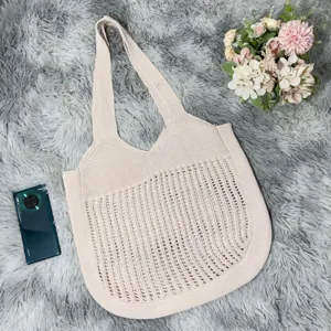 Beige Strick Mesh Schulter Tasche Detail Ansicht, lässige hohle Strick Handtasche Alltag.