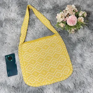 Gezwungene geometrische Umhängetasche, stilvolle gelbe Strick Tote Bag für Damen Alltag.