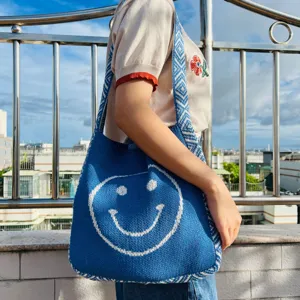 Gestrickte Smiley Umhängetasche Detail, lässige blaue geflochtene Tasche mit tollem Muster.