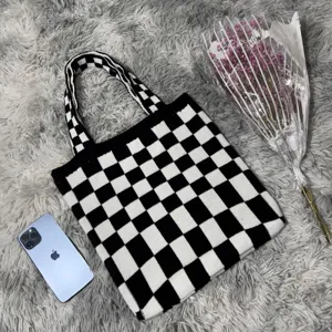 Schwarze und weiße karierte Strick-Tragetasche, lässige Schultertasche Detailansicht.