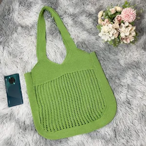 Nahaufnahme Detail der gründenden Strick-Tasche, Netz-Design und weiche Stofftextur Ansicht.