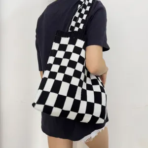 Schwarze und weiße karierte Strick Umhängetasche, modische Damen Achseltasche für den Alltag.