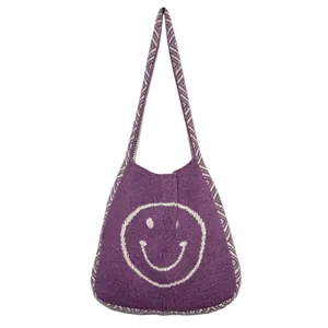 Schöne lila Strick-Umhängetasche mit weißem Smiley-Muster, lässiger Shopper für Damen.