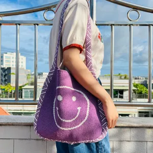 Llila geflochtene Tragetasche mit weißem Smiley-Muster, lässige Umhängetasche für Damen.