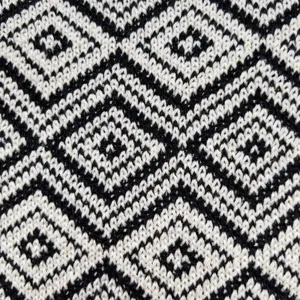 Nahaufnahme des schwarz-weißen geometrischen Strickstoff-Details für stilvolle Taschen.