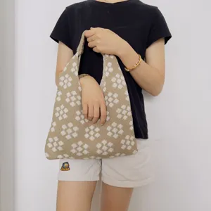 Freizeit Damen Strick Umhängetasche mit Blumen Muster, modische Handtasche für Alltag.