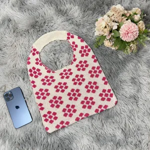 Detailansicht der stilvollen floralen Strick-Umhängetasche in Creme und Rosa, Freizeittasche.