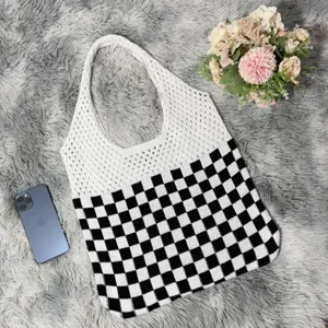 Borsa a tracolla in maglia a quadri nera e bianca, dettaglio borsa casual elegante.