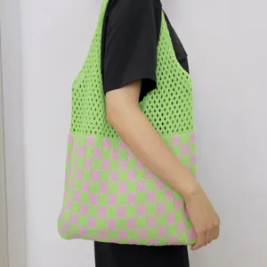 Borsa a tracolla in maglia a quadri, vista di dettaglio con design a rete rosa e verde.