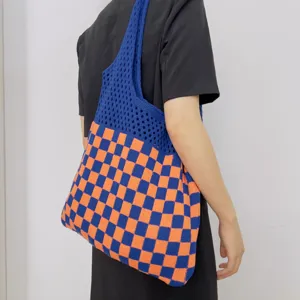 Borsa a spalla in maglia a quadri blu e arancione, borsa casual vintage con dettaglio del motivo.