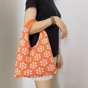 Orangefarbene Strick-Umhängetasche mit weißem Blumenmuster, lässige Achsel-Handtasche.