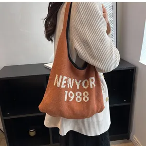 Nahaufnahme der vintage Strick Umhängetasche mit feinem Buchstabenmuster und weicher Textur.
