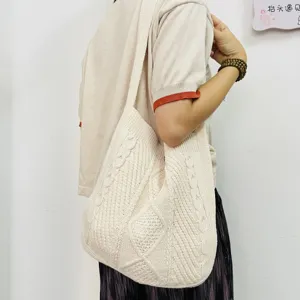 Lässige beige Zopfmuster Strick-Schultertasche für Damen, modische einfarbige Handtasche.