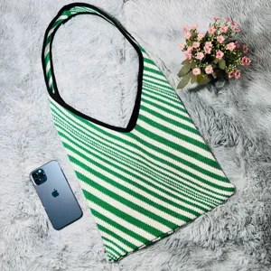 Borsa shopper in maglia a righe verdi e bianche, vista dettagliata borsa tracolla casual.