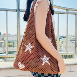 Braune Strick Tote Tasche mit Sternen, lässige gehäkelte Schultertasche für Damen Alltag.