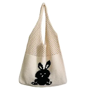 Detailansicht der süßen Strick-Schultertasche mit einem gewebten schwarzen Hasen-Muster.