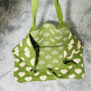 Grüne Strick-Tasche mit süßem Herzmuster, lässige Ästhetik Umhängetasche für den Alltag.