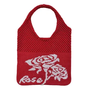 Rote Strick-Tasche mit weißem Rosen-Muster und hohlem Mesh-Design für Damen im Alltag.