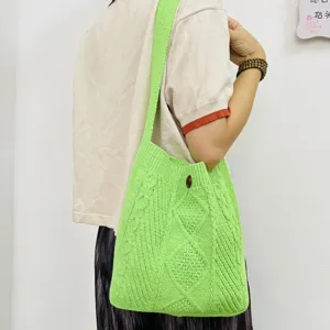 Grüne Strick Umhängetasche Detail, lässiger Zopfmuster Shopper für Damen Alltag Look.