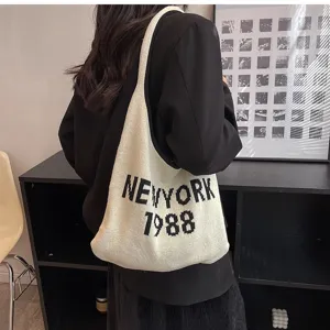 Detailansicht der Vintage Stricktasche mit schwarzem New York 1988 Schriftzug aus warmer Wolle.