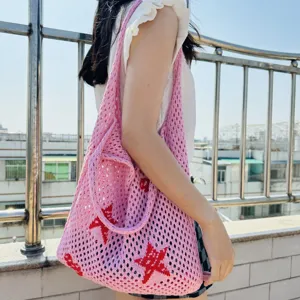 Rosa Strick Häkel Shopper Tasche mit rotem Sternmuster, lässige Schultertasche Detailansicht.