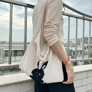 Beige Strick-Umhängetasche mit schwarzem Hasenmuster, große lässige Mesh-Einkaufstasche.