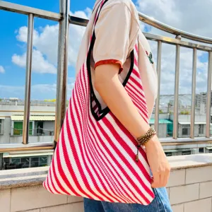 Borsa shopper a righe rosse e bianche in maglia, grande borsa a spalla casual da donna.