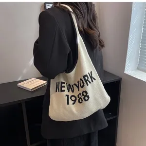 Detailansicht der Retro Strick Handtasche mit Buchstabenmuster, Textur und Design.