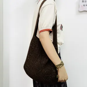 Detailansicht der braunen Zopfmuster-Stricktasche, Vintage-Stil Umhängetasche für Damen.