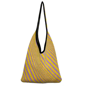 Primo piano dettagliato del motivo a righe lavorato a maglia giallo e viola della borsa.