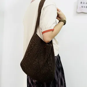 Braune Damen Umhängetasche aus Strick, retro Zopfmuster Shopper Tasche mit Knopf.