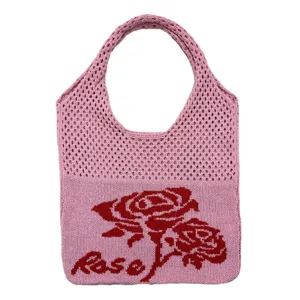 Rosa Strick-Shopper mit rotem Rosenmuster und Lochmuster, modische Freizeittasche für Damen.