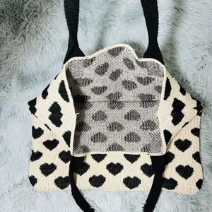 Stilvolle Strick-Tote-Bag mit süßem schwarzen Herzmuster und bequemen Griffen für den Alltag.